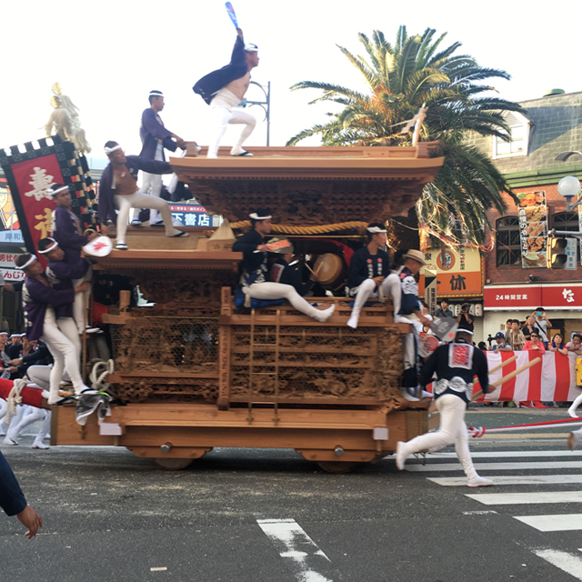 駅前走るだんじり